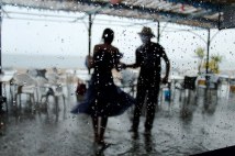 couple-dancing-in-the-rain